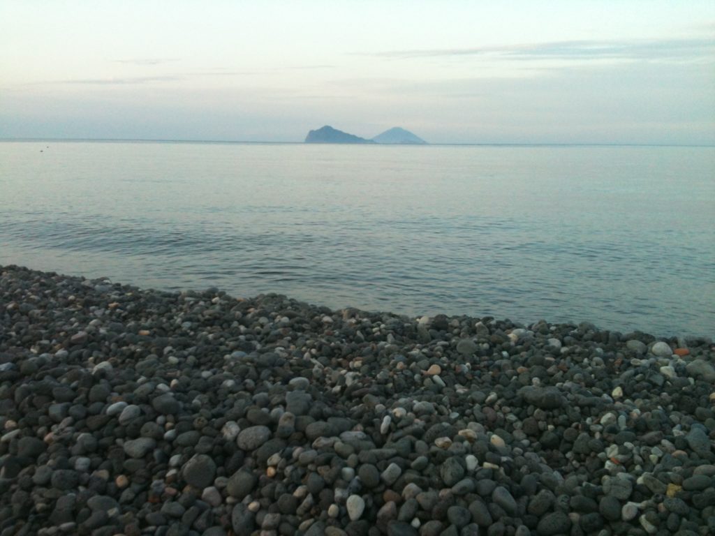 Dentro la tana del bianconiglio, ovvero io, "lui" e un'isola in mezzo al mare