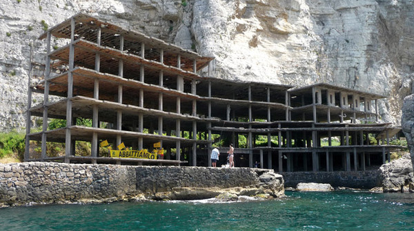 La rivincita della bellezza: abbattuto l'ecomostro di Alimuri