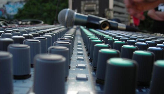 “Metti la radio in valigia”: il progetto di Amisnet per uno studio radiofonico itinerante