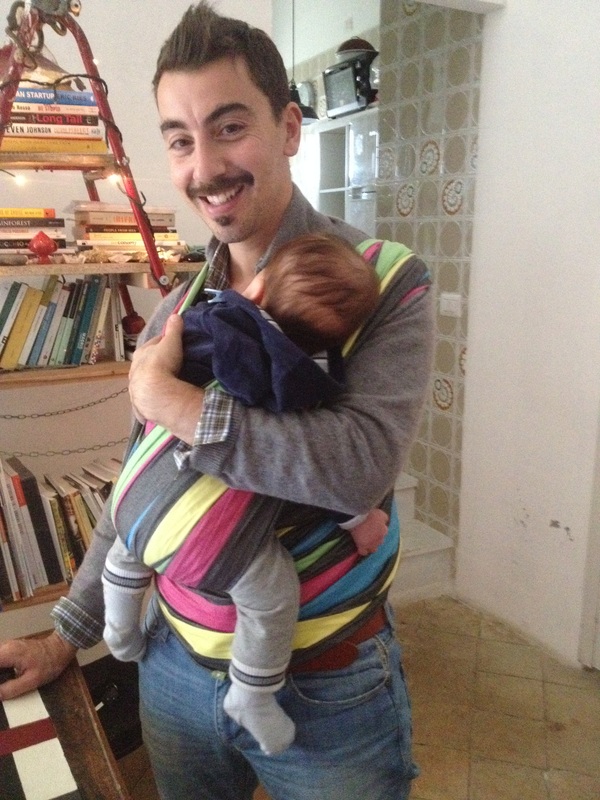 Andrea e Eduardo portato con la fascia