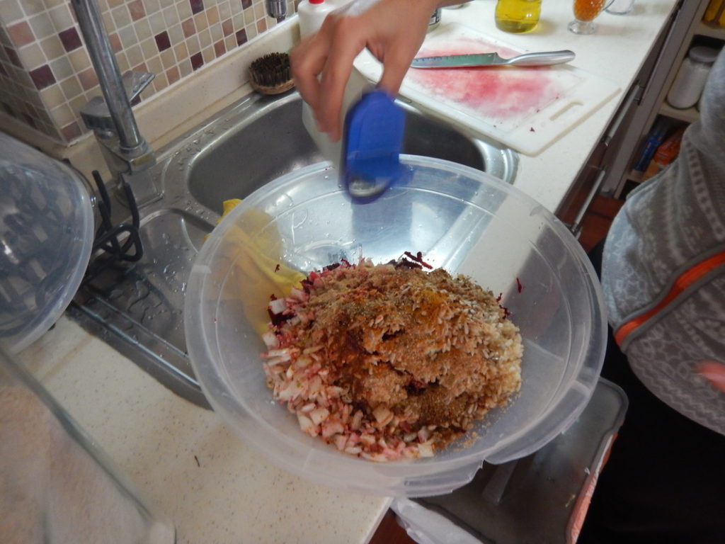 Gli hamburger vegani in preparazione