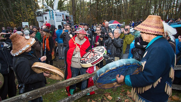 First Nations dimostrano contro le sabbie bituminose a Kinder Morgan, Burnaby Mountain, British Columbia, Canada 2014 foto: Mark Klotz, flickr