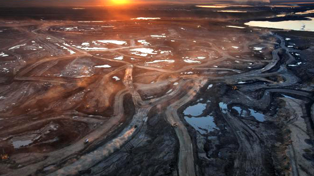 Canada, paesaggio devastato dall'estrazione di sabbie bituminose Photo: Peter Essick, National Geographic