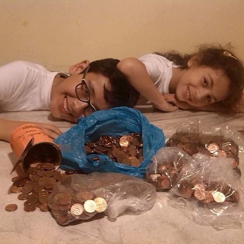 La raccolta delle briciole, i soldini trasformati in cibo per i cani