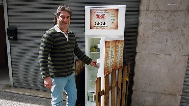 Un frigo della solidarietà contro lo spreco di cibo