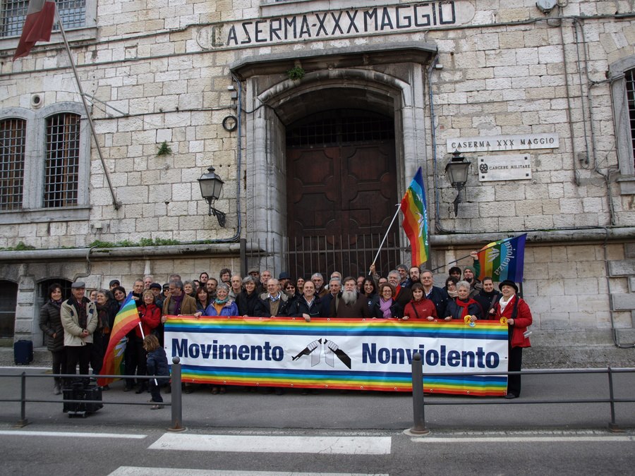 Iniziativa del Movimento Nonviolento al carcere militare di Peschiera del Garda per i 40 anni della prima legge sull'obiezione di coscienza
