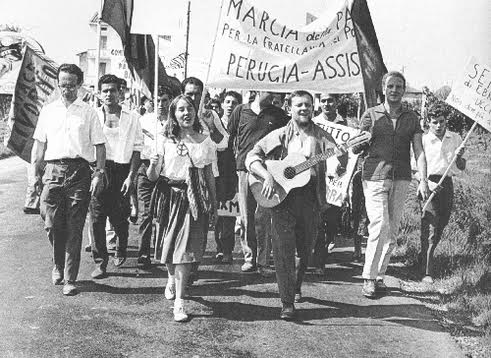 La 1ª marcia per la pace da Perugia ad Assisi nel 1961