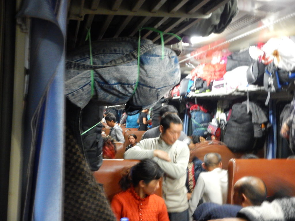 Il treno continua a riempirsi senza sosta