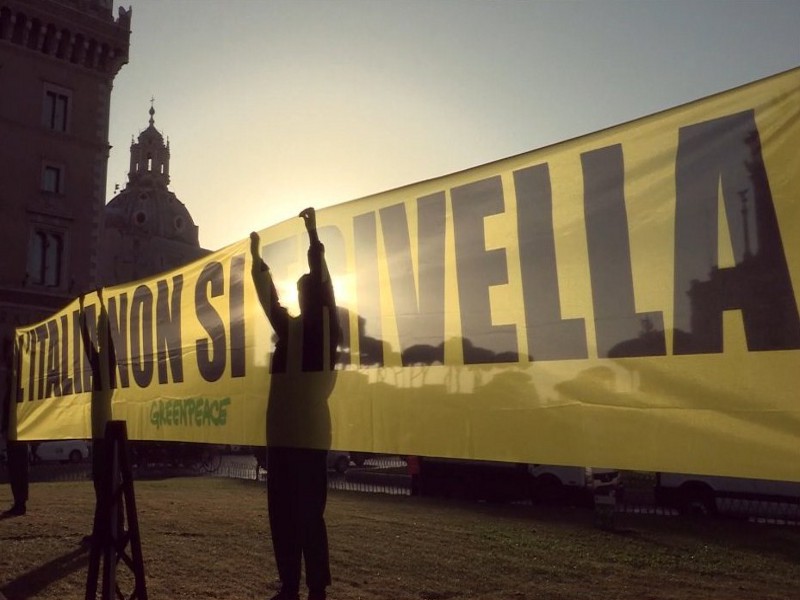 “L'Italia non si trivella”: Greenpeace in azione a Roma
