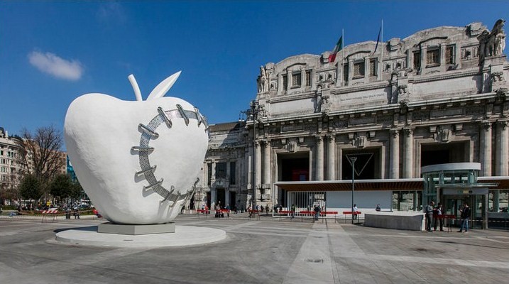Michelangelo Pistoletto ha donato alla città di Milano "La Mela Reintegrata", il simbolo della riconciliazione tra uomo e natura