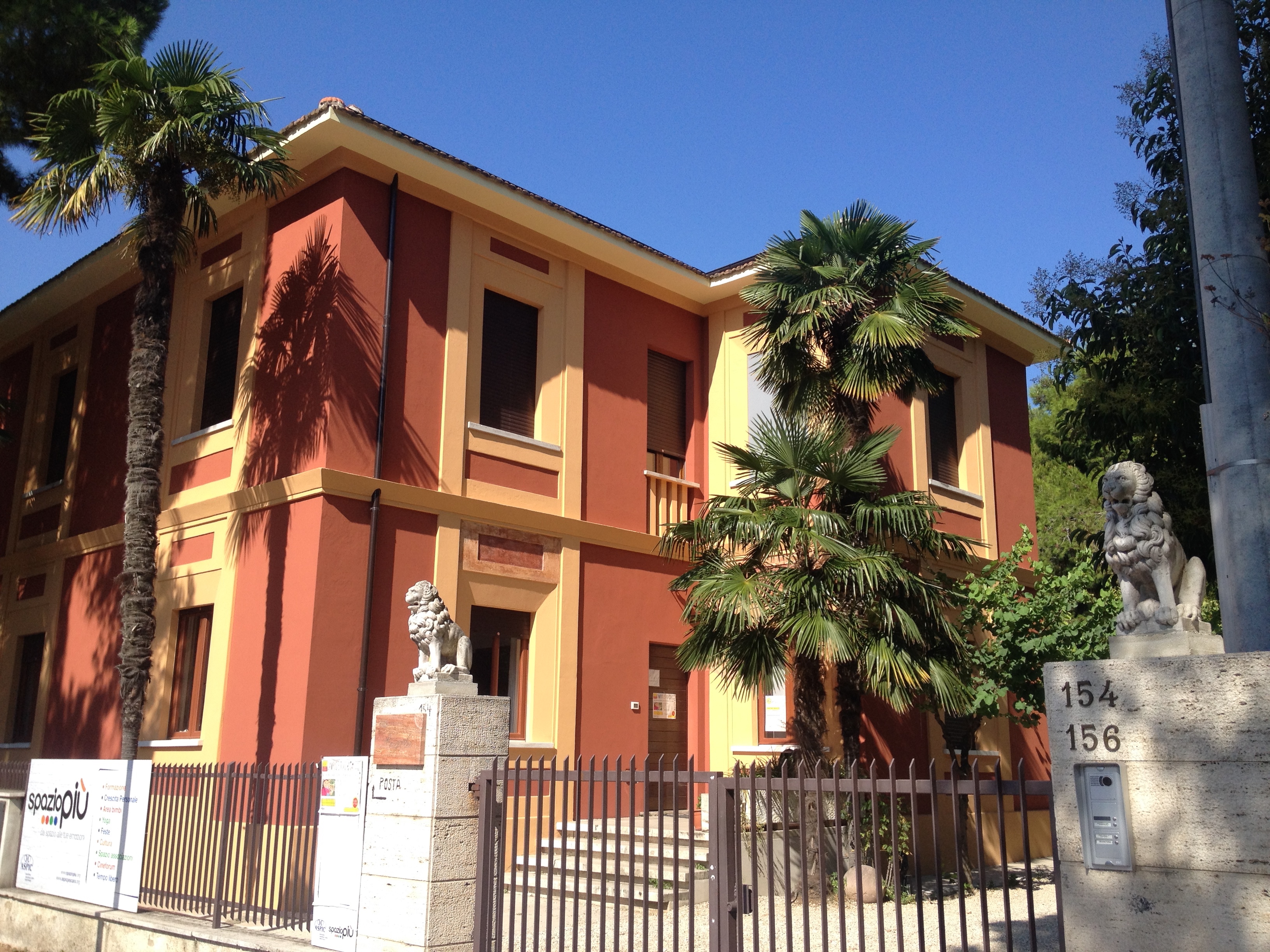 La sede di SpazioPiù è una prestigiosa villa degli anni ’50 a pochi minuti dalla stazione centrale di Pescara