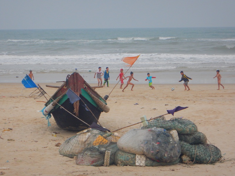 Bambini vietnamiti in spiaggia
