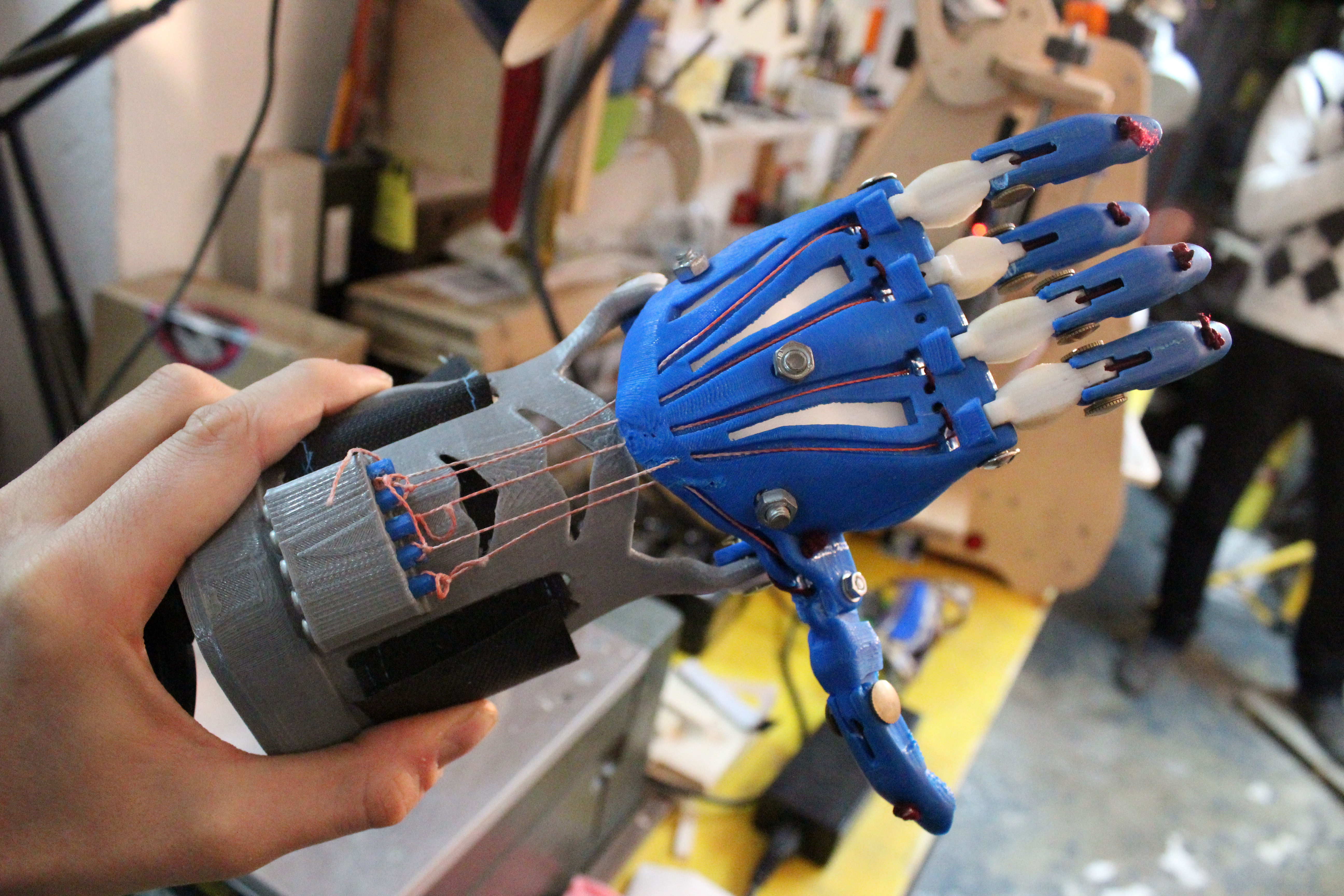 La protesi per la mano di un bambino creata con la stampante 3d