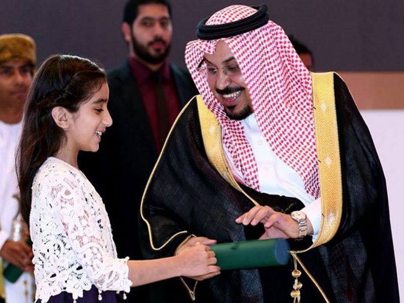 Una bambina pakistana salva il pianeta creando sacchetti di carta riutilizzabili