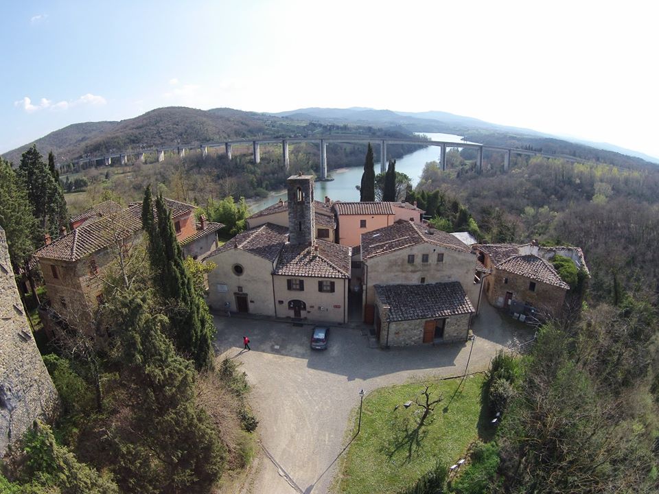 Rondine – Cittadella della Pace', un piccolo borgo in provincia di Arezzo ospita studenti provenienti da paesi in conflitto tra loro che qui sperimentano una vita di convivenza, di formazione e di studio