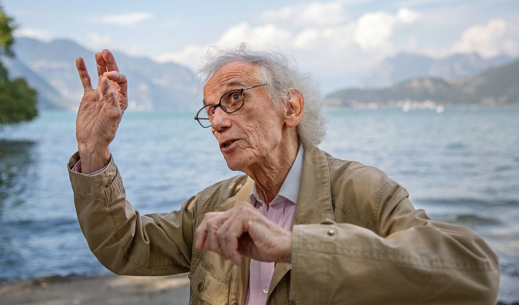 L'artista bulgaro Christo che ha realizzato l'opera The Floating Piers