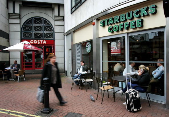 Il centro di qualsiasi altra città inglese è dominato dalle catene, come Costa e Starbucks