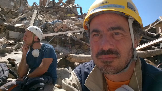 Roberto Salustri tra le macerie di Amatrice