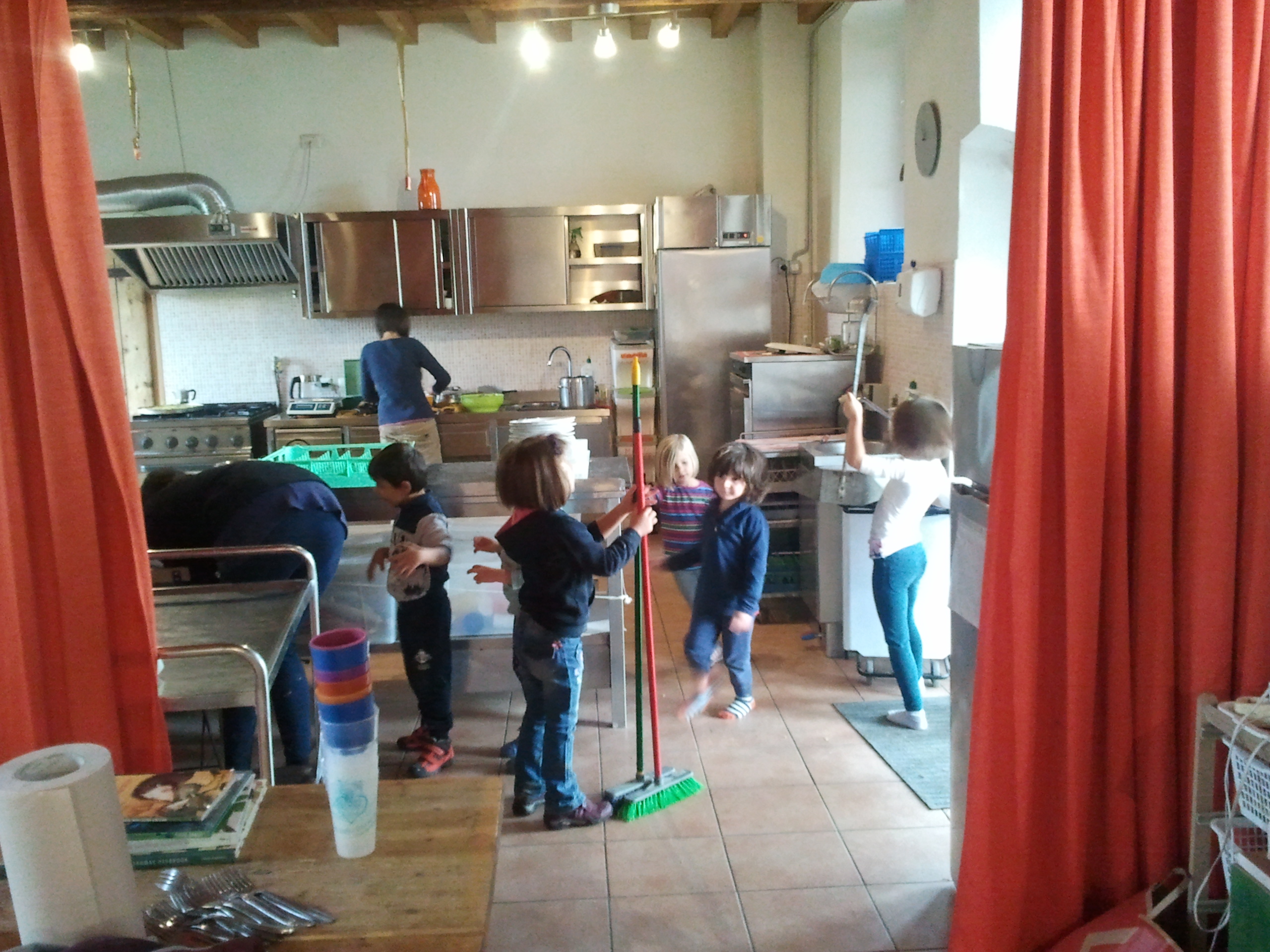 Dopo il pranzo i bambini aiutano nelle pulizie