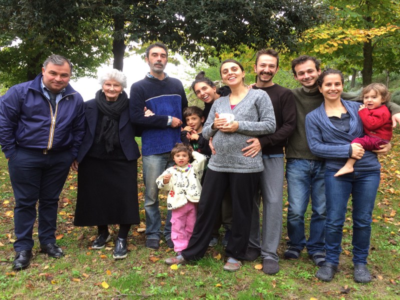 Cosa succede se tre famiglie decidono di vivere insieme?