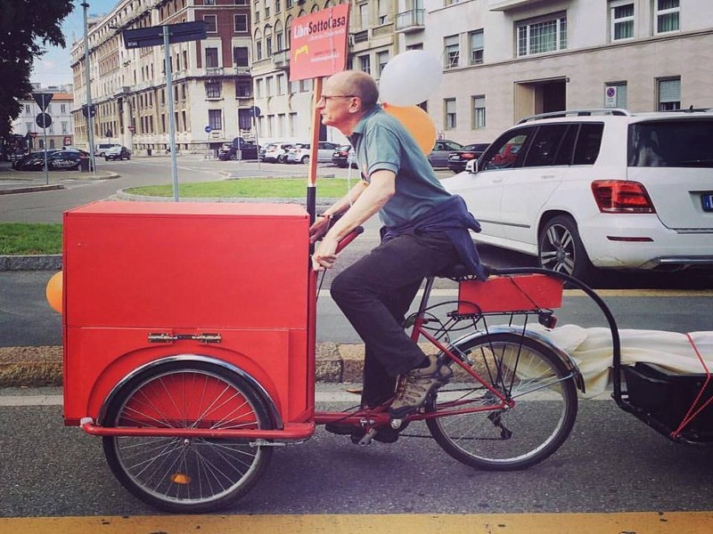 Il libraio itinerante a pedali tra i Navigli di Milano