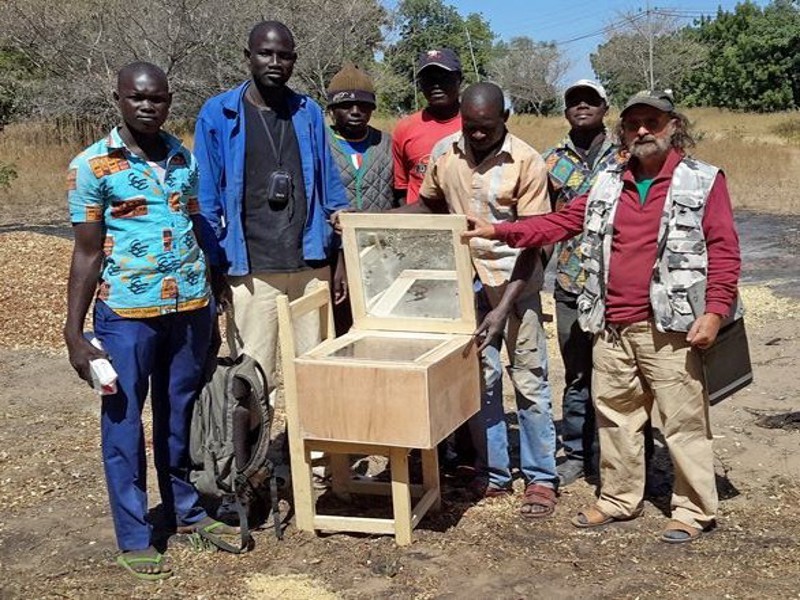 Tre sorelle sarde inventano un forno solare per il Camerun