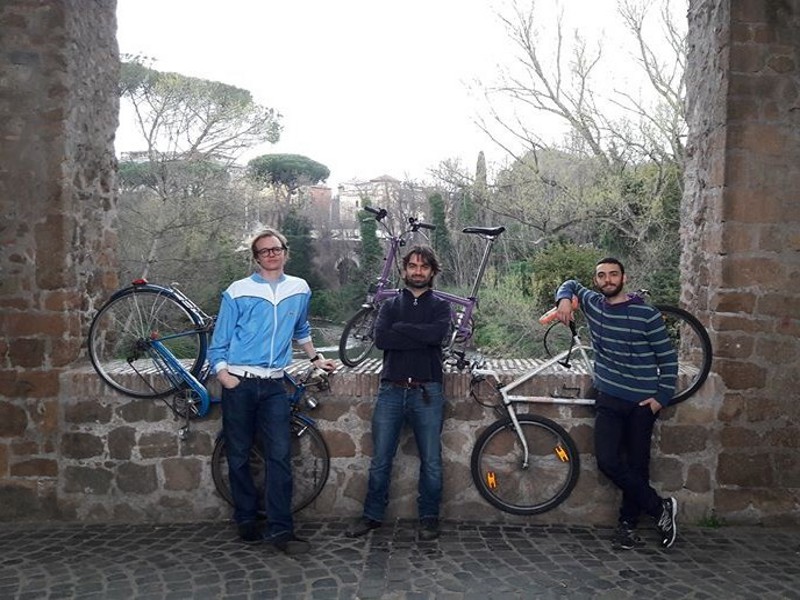 Tre attori in bici per raccontare le buone pratiche