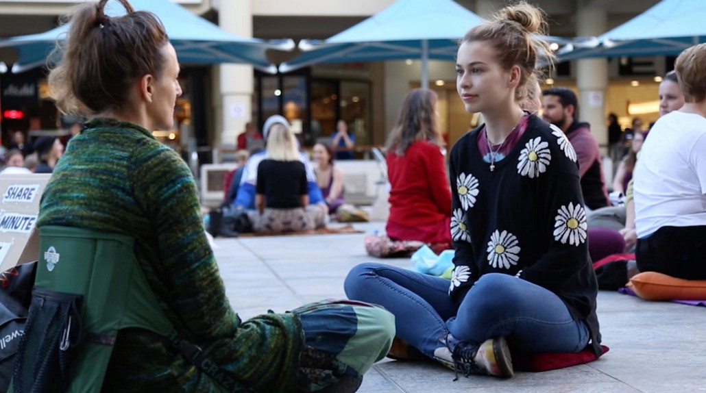 Eye contact: cosa succede se guardi negli occhi un estraneo?