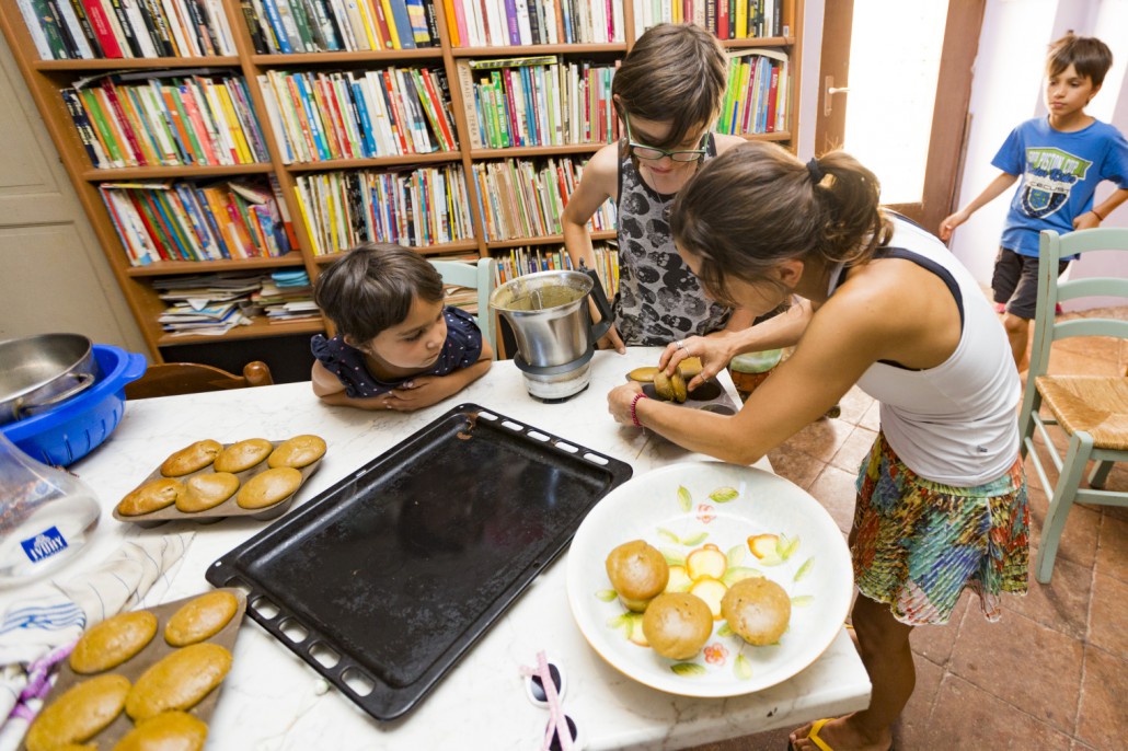 Bambine in cucina