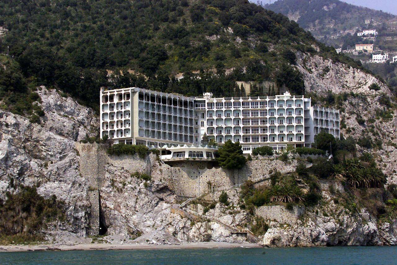 Ll’Hotel Fuenti a Vietri sul Mare: un ecomostro che è stato abbattuto