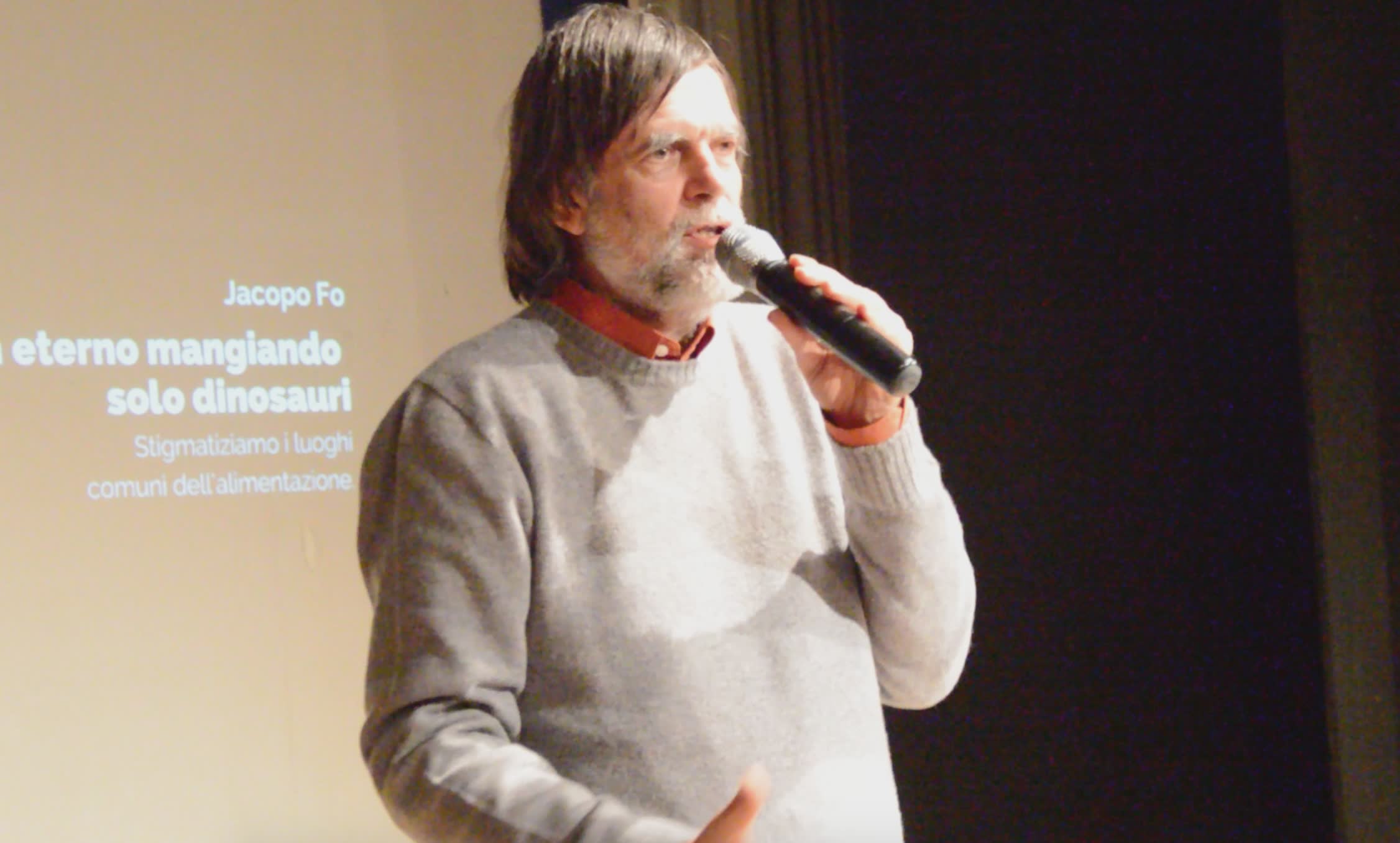 Jacopo Fo sul palco dell'Auditorium di Passignano