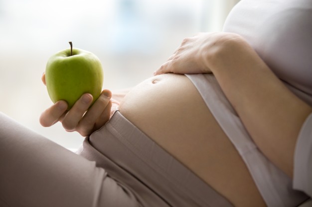 Alimentazione in gravidanza: consigli e luoghi comuni da sfatare