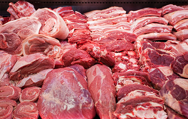 Greenpeace: “Dimezzare carne e latticini entro il 2050”