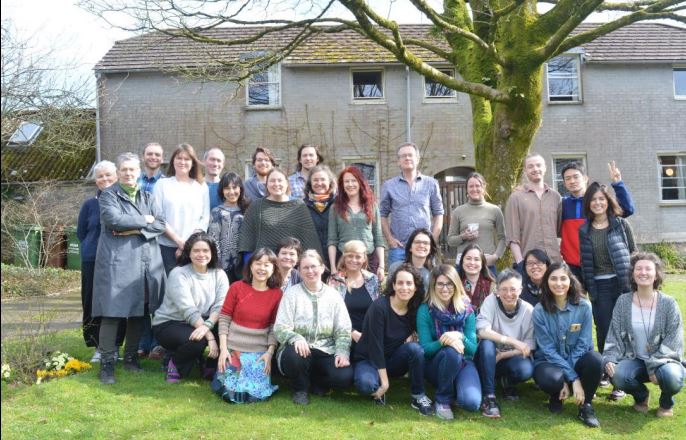 Una classe davvero biodiversa ...Una politica norvegese, una progettista di bruxelles, comunicatori brasiliani e attrici, dottoresse di ricerca inglesi e tedesche, funzionari giapponesi, professori di Oxford e cooperanti in sudafrica...semplicemente compagni in transizione