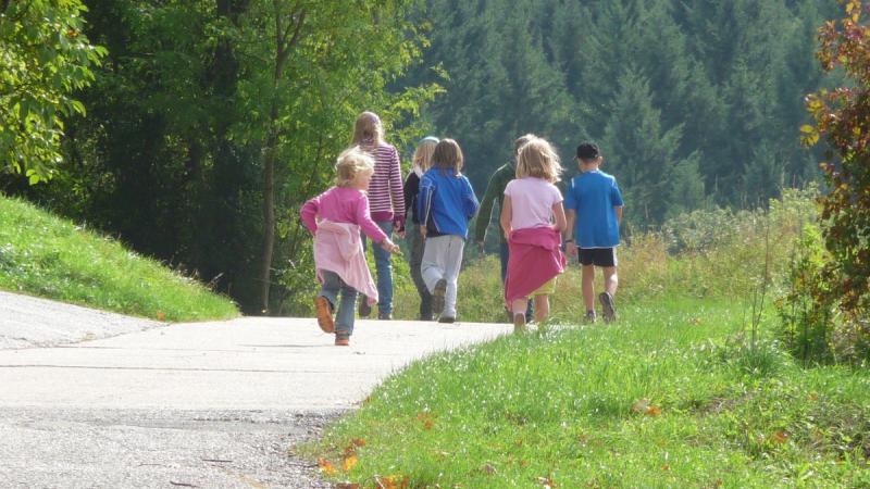 A scuola si cammina “un miglio al giorno” per contrastare obesità e sedentarietà