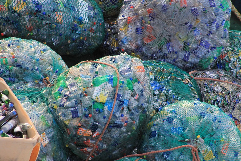 Plastica: riciclare non basta. Che fare allora?