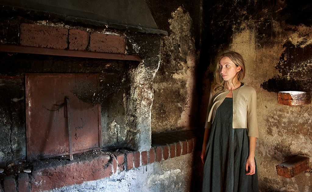 L'antropologa Anna Rizzo accanto al forno di Frattura (foto Mammucari)