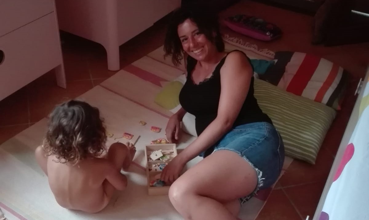 La piccola Bianca insieme a Maria, prima ospite di Cristiana e la sua famiglia