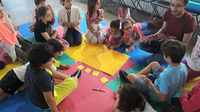 Le Luci di Sofia: l’educazione al pensiero tra caffè filosofici e laboratori con i giovani