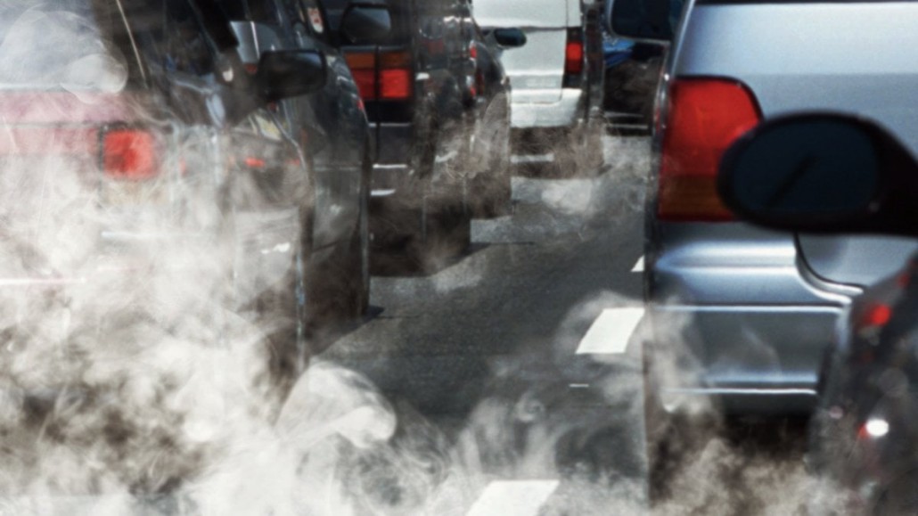 Città italiane soffocate dallo smog e invase dalle auto private