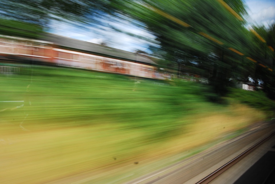 train-1044993_960_720