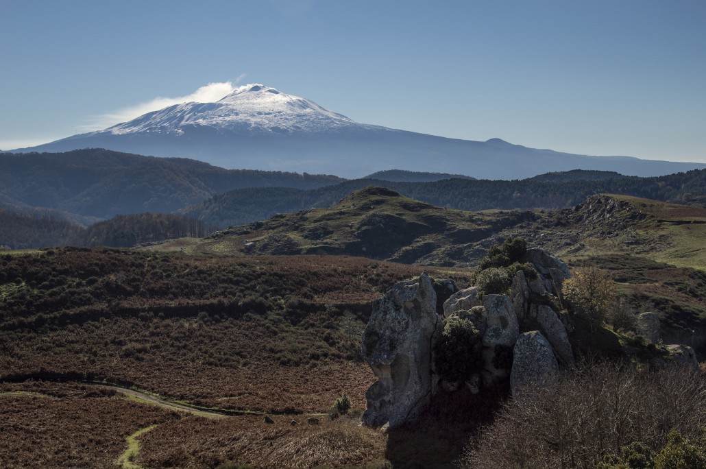 Tre ragazzi in viaggio a piedi tra le montagne italiane