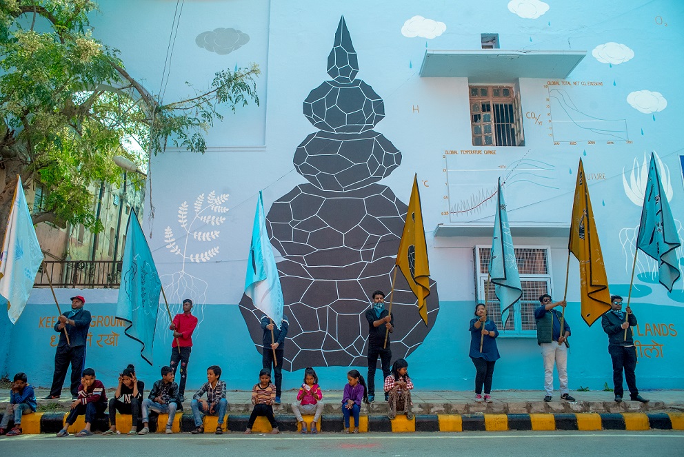 Un murales realizzato con lo smog contro i cambiamenti climatici