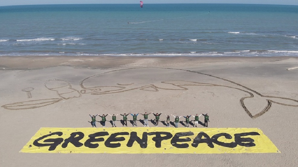 Centinaia di persone in spiaggia per dire no alla plastica usa-e-getta