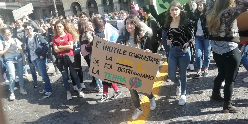 Giovani in piazza. Sarebbe meglio una generazione muta e rassegnata?