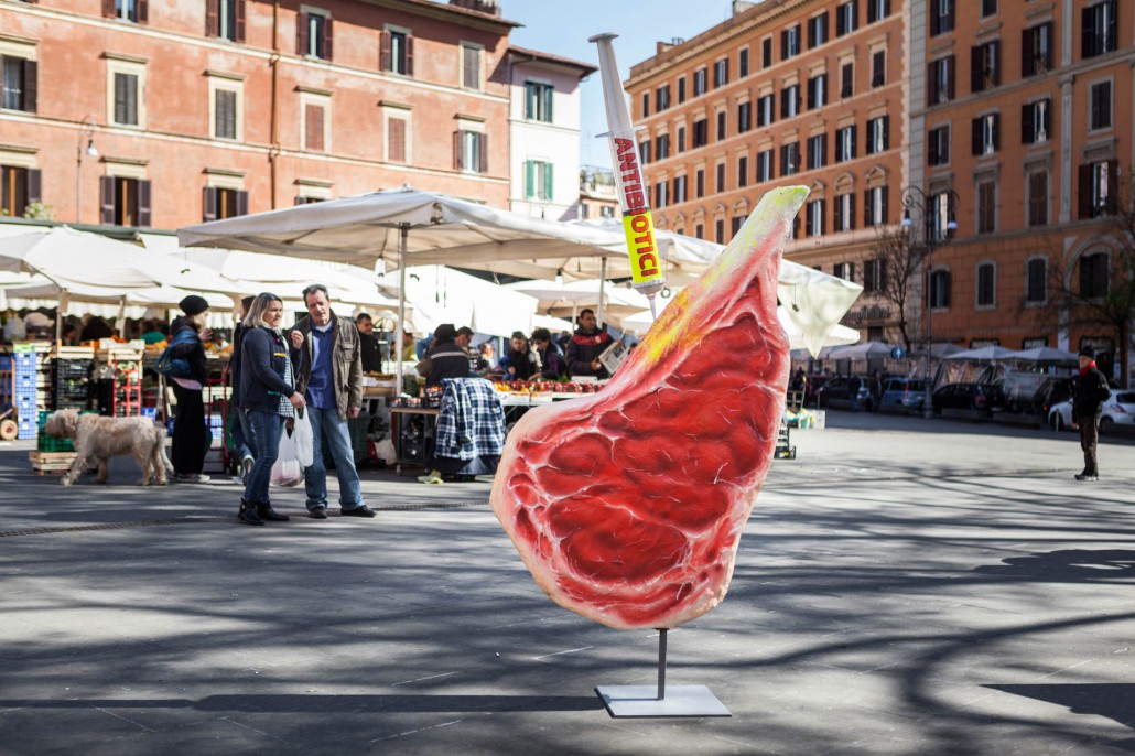 Greenpeace contro la produzione intensiva di carne che divora il pianeta