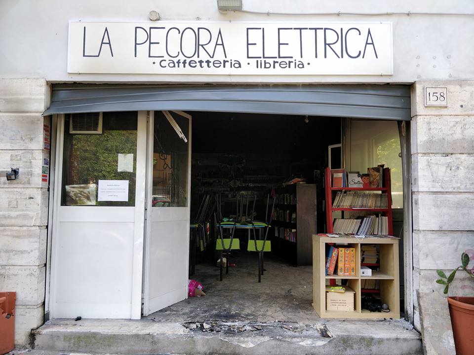 La Pecora Elettrica in fiamme e l'umanità che resiste nelle periferie