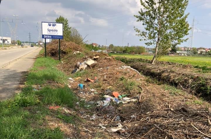 raccolgono-differenziano-rifiuti-abbandonati-strada-esempio-due-giovani-moncalieri-2