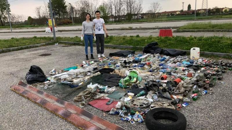 Raccolgono e differenziano i rifiuti abbandonati in strada: l'esempio di due giovani a Moncalieri