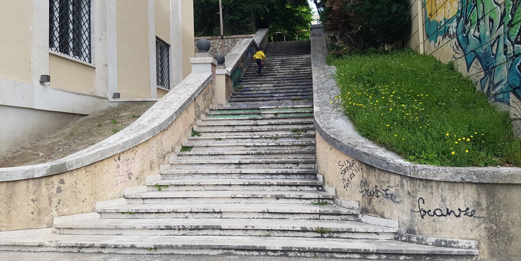 Socialità di strada: la città si incontra sulle antiche scalinate